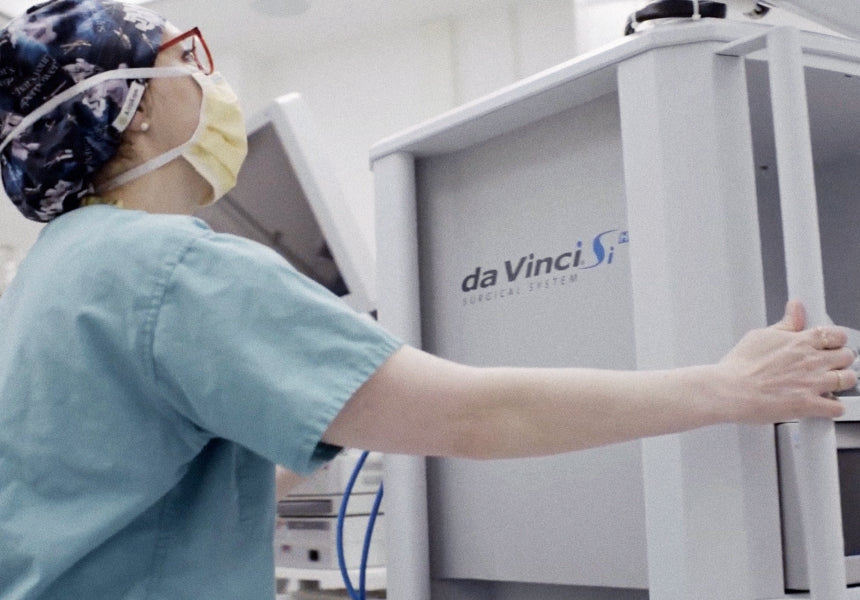 woman-doctor-pushing-da-vinci-si-robot